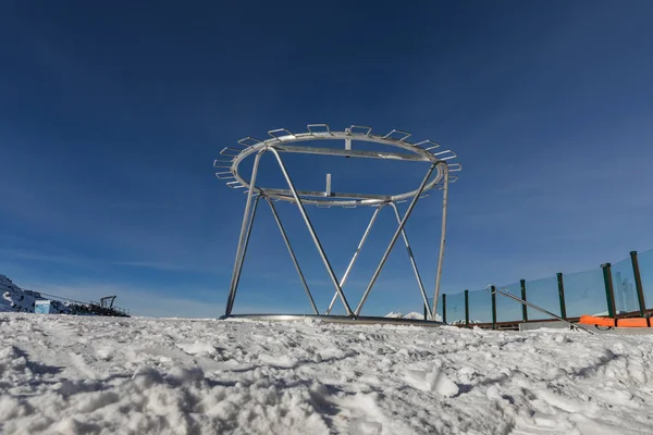 Dolomiti, comprensorio sciistico con belle piste. Pista da sci vuota in inverno in una giornata di sole. Prepare la pista da sci, Alpe di Lusia, Italia — Foto Stock