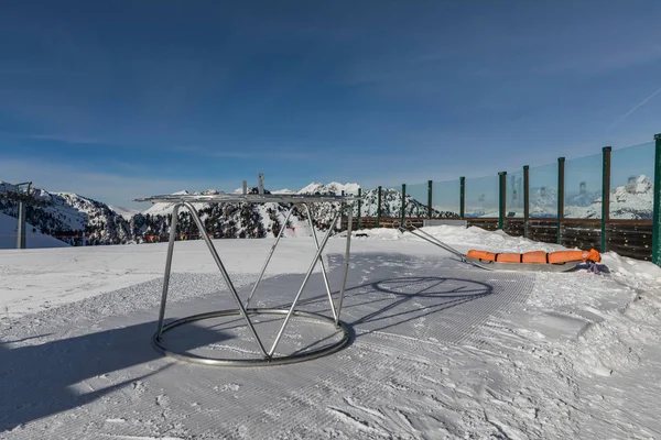 Redding slee in de sneeuw. Vervoer slee voor gewonde skiërs. Bereiden van skipiste, Alpe di Lusia, Italië — Stockfoto