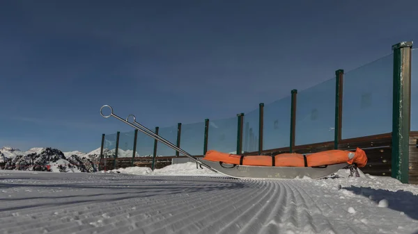 Sauvetage traîneau dans la neige. Traîneau de transport pour skieurs blessés. Préparer la piste de ski, Alpe di Lusia, Italie — Photo