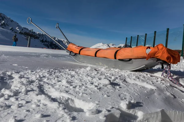 Trineo de rescate en la nieve. Trineo de transporte para esquiadores heridos. Preparar pista de esquí, Alpe di Lusia, Italia — Foto de Stock