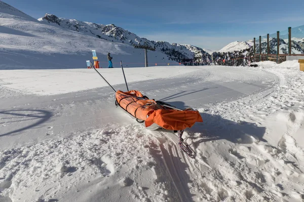 Trineo de rescate en la nieve. Trineo de transporte para esquiadores heridos. Preparar pista de esquí, Alpe di Lusia, Italia —  Fotos de Stock