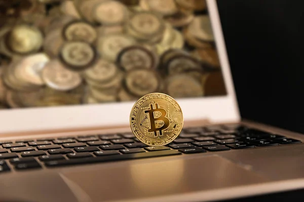 Close up golden bitcoin coin crypto Conceito de fundo de moeda . — Fotografia de Stock