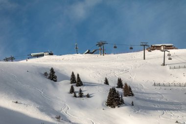 Dolomites, güzel yamaçları ile Kayak alanı. Boş kayak pisti WI