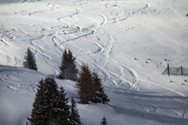 Dolomites, güzel yamaçları ile Kayak alanı. Boş kayak pisti WI