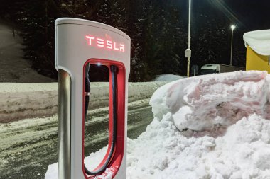 Brenner, İtalya - 24 Ocak 2018: Tesla Supercgarger. Tesla cha