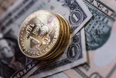 Bitcoin sanal para birimi. Bitcoin ile ticaret. Sanal bir para birimi satın alma riskini. Kripto para birimi arka plan kavramı.