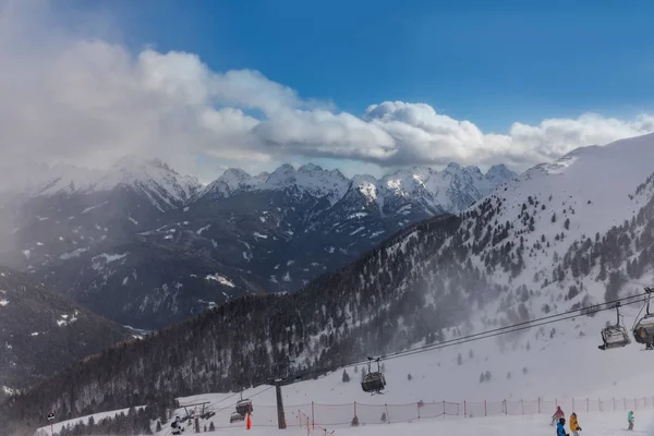 Dolomitas, área de esqui com belas pistas. Esvaziar pista de esqui no inverno em um dia ensolarado. Preparar pista de esqui, Val di Fiemme, Itália — Fotografia de Stock