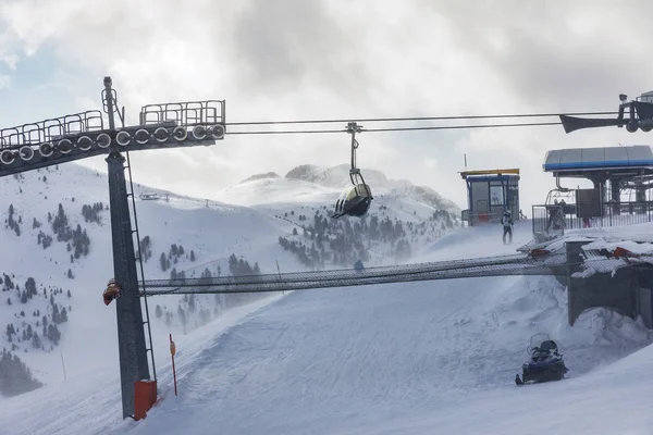 Dolomieten, skigebied met prachtige hellingen. Lege skipiste in de winter op een zonnige dag. Bereiden van skipiste, Val di Fiemme, Italië — Stockfoto