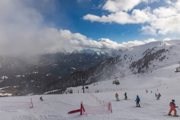 Dolomites, domaine skiable avec de belles pistes. Piste de ski vide en wi — Photo