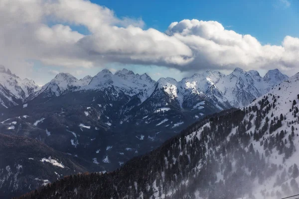 Dolomiten, Skigebiet mit schönen Pisten. leere Skipiste im Winter an einem sonnigen Tag. val di fiemme, Italien — Stockfoto