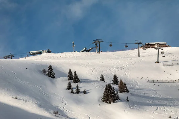 Dolomitas, área de esqui com belas pistas. Esvaziar pista de esqui em wi — Fotografia de Stock