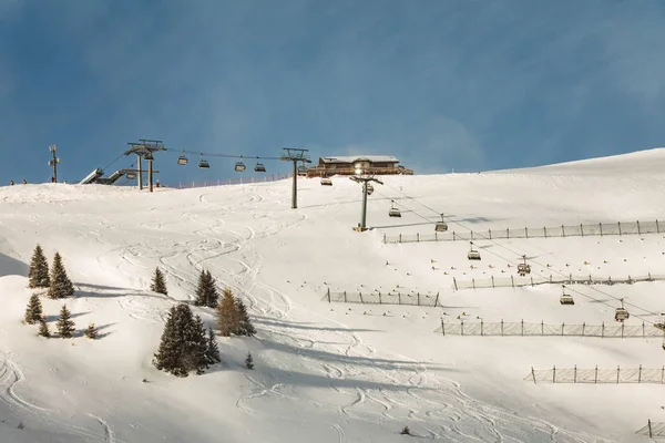 Dolomitas, área de esqui com belas pistas. Esvaziar pista de esqui em wi — Fotografia de Stock