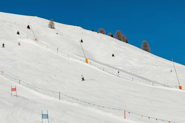 Dolomitas, área de esqui com belas encostas e céu azul. Ski inclinação no inverno em um dia ensolarado. Preparar pista de esqui, Alpe di Lusia, Itália — Fotografia de Stock