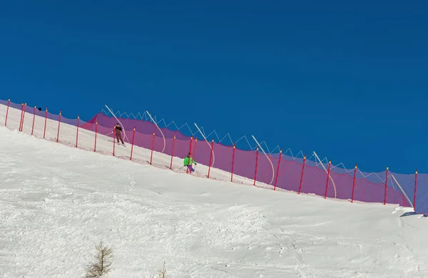 Dolomitas, área de esqui com belas encostas e céu azul. Ski inclinação no inverno em um dia ensolarado. Preparar pista de esqui, Alpe di Lusia, Itália — Fotografia de Stock