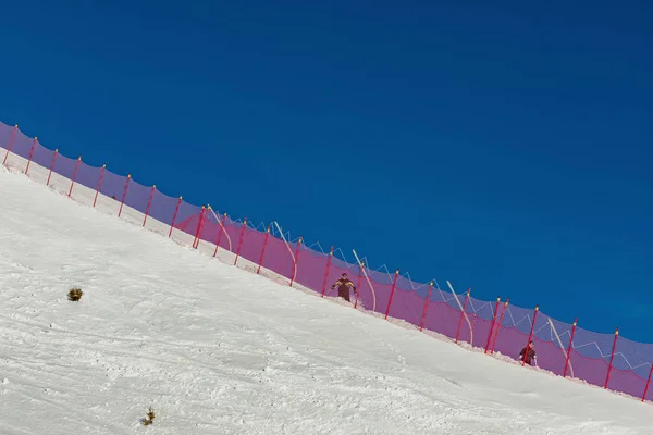 Dolomitas, zona de esquí con hermosas pistas y cielo azul. Pista de esquí en invierno en un día soleado. Preparar pista de esquí, Alpe di Lusia, Italia — Foto de Stock