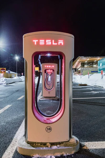 Brenner, Olaszország - 2018. január 24.: Tesla Supercgarger. Tesla töltőállomásokon télen találhatók egész Eu elhelyezésére az elektromos autó tulajdonosok. — Stock Fotó