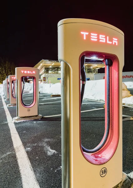 Brenner, Olaszország - 2018. január 24.: Tesla Supercgarger. Tesla töltőállomásokon télen találhatók egész Eu elhelyezésére az elektromos autó tulajdonosok. — Stock Fotó