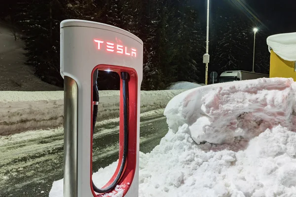 Brenner, Olaszország - 2018. január 24.: Tesla Supercgarger. Tesla-cha — Stock Fotó
