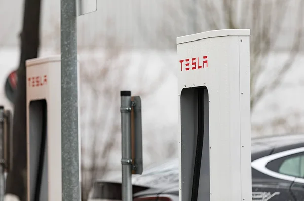 Regensgurg, Németország - január 24-én 2018-ban: Tesla Supercgarger. Tesla kompresszor állomások és a parkoló, elektromos autók és ökológiai. — Stock Fotó