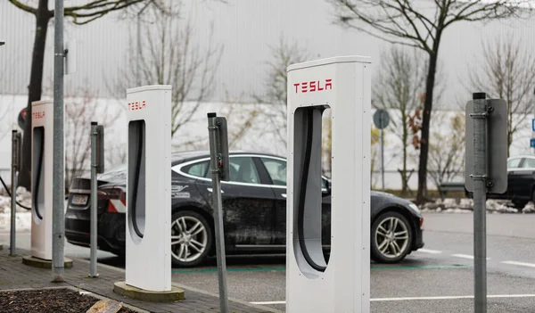 Regensgurg, Almanya - 24 Ocak 2018: Tesla Supercgarger. Tesla Supercharger istasyonları ve otopark, elektrikli arabalar için ve ekolojik.
