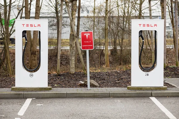 Regensgurg, Németország - január 24-én 2018-ban: Tesla Supercgarger. Tesla kompresszor állomások és a parkoló, elektromos autók és ökológiai. — Stock Fotó