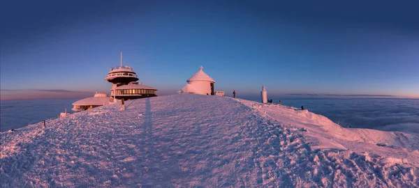 De piek van de berg van de Snezka in de winter in de bergen Krkonose. Panorama Snezka na een zonsondergang getint in mooie pastelkleuren. — Stockfoto