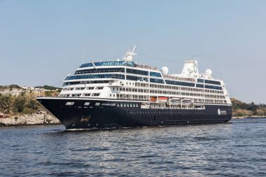 Havana, Küba-Mar 18 2018 Azamara yolculuk Havana'da defne. Azamara Quest bir cruise gemi sahibi ve Azamara Club tarafından işletilen