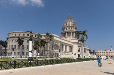 Havana, Küba - 18 Mart 2018: Havana Capitol'de bir bakış. Havana Old Town ve Capitol Binası arka planda