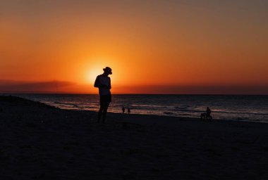 Varadero, Küba'da günbatımı plaj şapka erkekte siluet