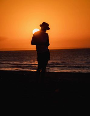 Varadero, Küba'da günbatımı plaj şapka erkekte siluet