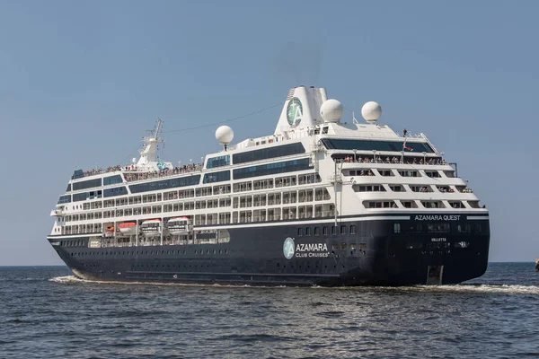 HAVANA, CUBA- MAR 18 2018 Azamara cruise in Havana bay. Azamara Quest a cruise ship owned and operated by Azamara Club — Stock Photo, Image