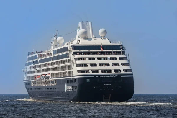 HAVANA, CUBA- MAR 18 2018 Azamara cruise in Havana bay. Azamara Quest a cruise ship owned and operated by Azamara Club — Stock Photo, Image