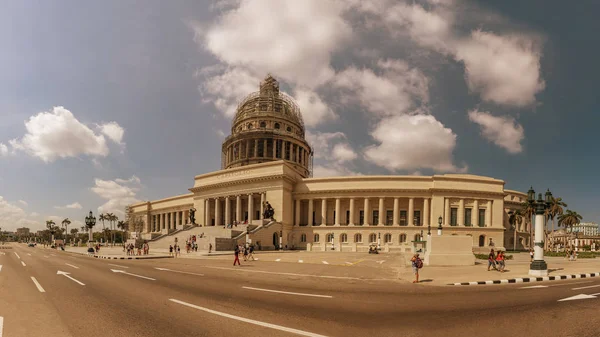HAVANA, CUBA - 18 martie 2018: Vedere panoramică a Capitoliului din orașul vechi HavanaHavana și clădirea Capitoliului în fundal — Fotografie, imagine de stoc