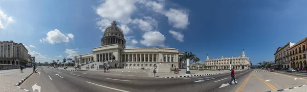 Havana, kuba - märz 18, 2018: panoramablick auf die hauptstadt in havanahavana altstadt und hauptstadtgebäude im hintergrund — Stockfoto