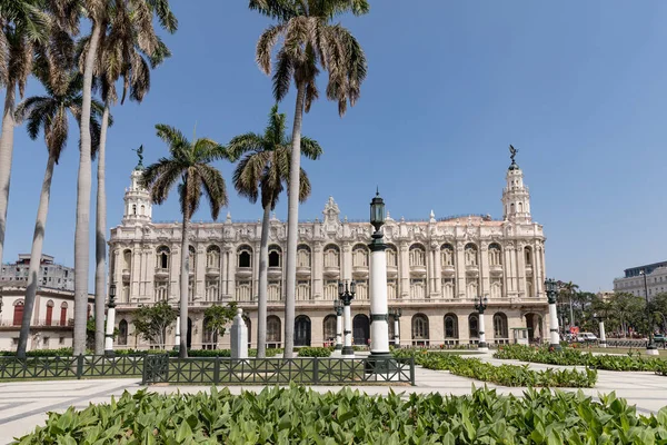 Havana, Cuba - maart 18, 2018: Het grote Theater van Havana op een zonnige zomerdag — Stockfoto