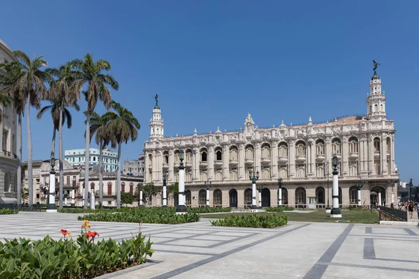Havana, Cuba - maart 18, 2018: Het grote Theater van Havana op een zonnige zomerdag — Stockfoto