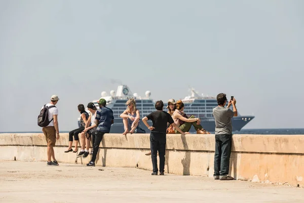 HAVANA, CUBA- MAR 18 2018. A group of tourists observes the departure of large overseas cruise ships Azamara cruise in Havana bay. — Stock Photo, Image