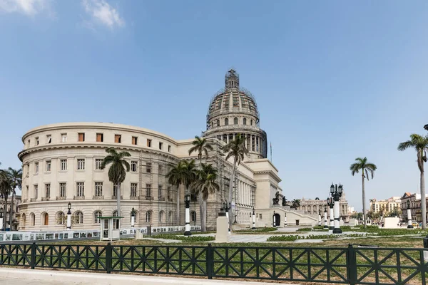 Havana, Cuba - maart 18, 2018: Uitzicht op het Capitool in Havana. Oud Havana en Capitool in achtergrond — Stockfoto