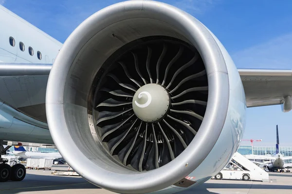 Lâminas detalhadas de turbina insigh de um motor a jato de aeronaves, motor a jato de negócios close up alta visão detalhada — Fotografia de Stock