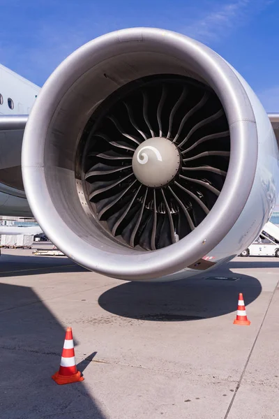 Podrobné insigh tturbine čepele letadla jet Engine, business jet engine zblízka vysoce detailní pohled — Stock fotografie