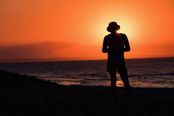 Silhouette Hombre de sombrero en playa al atardecer en Varadero, Cuba — Foto de Stock