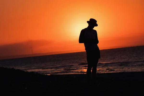 バラデロ、キューバのサンセットビーチでの帽子のシルエットの男 — ストック写真