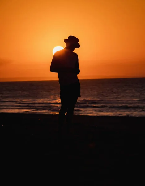 Silhouette Cappello uomo in spiaggia al tramonto a Varadero, Cuba — Foto Stock