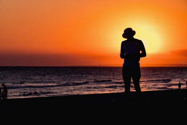 バラデロ、キューバのサンセットビーチでの帽子のシルエットの男 — ストック写真