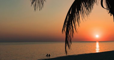 Küba, Playa vızıldamak plaj. Playa vızıldamak yakınındaki üç renkli günbatımı