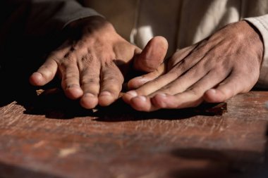 Gerçek Küba purosu kuru tütün sarılı elleri Close-Up bırakır.