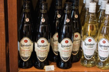 Vinales, Küba - 14 Mart 2018. ROM Legendario Anejo Blanco 70cl, % 40 Vol. ROM Legendario mağaza rafta. Legendario Küba rom.