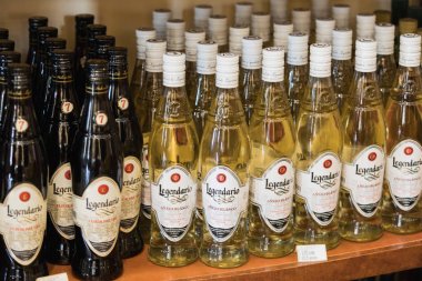 Vinales, Küba - 14 Mart 2018. ROM Legendario Anejo Blanco 70cl, % 40 Vol. ROM Legendario mağaza rafta. Legendario Küba rom.