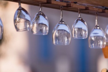 Şarap bardakları plakalar üzerinde asılı.