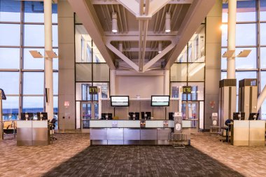 Toronto, Kanada - 2nd Mart 2018: Modern iç Toronto Pearson Uluslararası Havaalanı. Toronto Pearson Uluslararası Havaalanı içinde çağdaş mimarisi